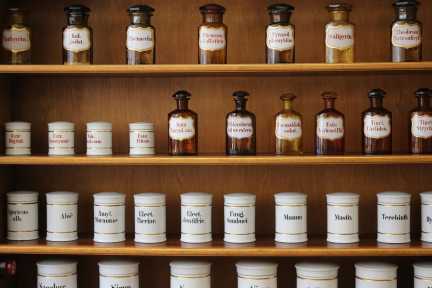 Apothekergefäße in einer Apotheke – medizinische Versorgung und Medikamente im Elsass