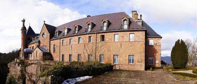 Klosteranlage Mont Sainte-Odile mit historischen Sandsteingebäuden und Kapelle auf einem Felsplateau in den Vogesen.