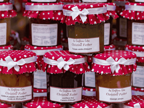Konfitüren von Christine Ferber aus Niedermorschwihr – Gläser mit roten Stoffdeckchen, typische Souvenirs aus dem Elsass