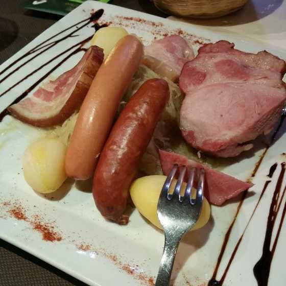 Choucroute mit Wurst, Kassler und Kartoffeln auf einem traditionellen Teller