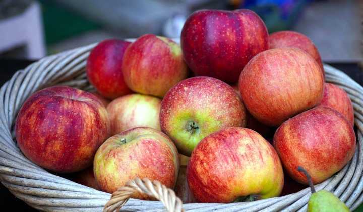 Frische rote Äpfel in einem Korb
