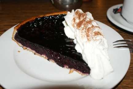 Tarte aux Myrtilles – typische Vogesen-Spezialität aus Heidelbeeren mit Sahne