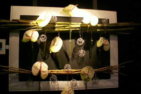Floristische Installation bei der Blumenschau Folie’Flore in Mulhouse – künstlerische Gestaltung mit Blättern, Bambusstäben und Drahtkugeln