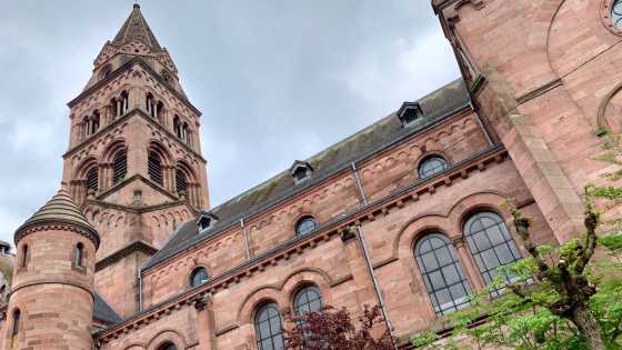 Münster St. Léger in Munster im Elsass aus rosafarbenem Vogesensandstein