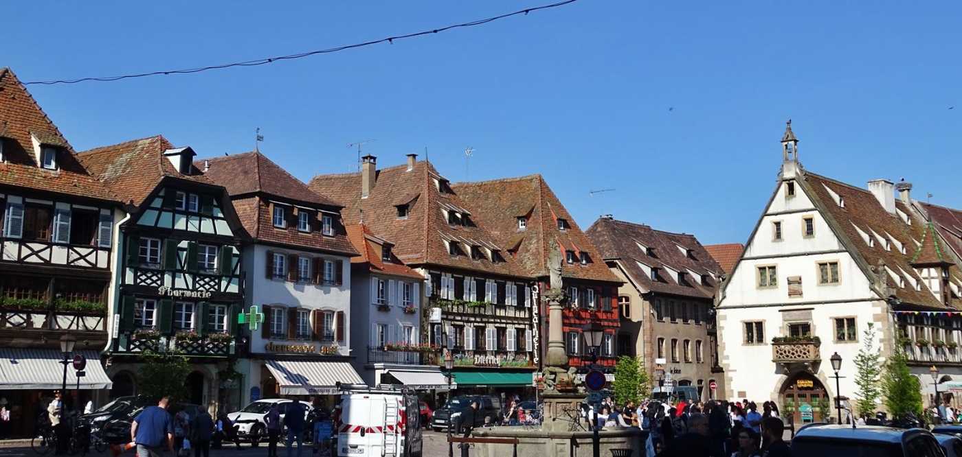 Das festlich geschmückte Zentrum von Obernai zur Weinfest-Zeit.