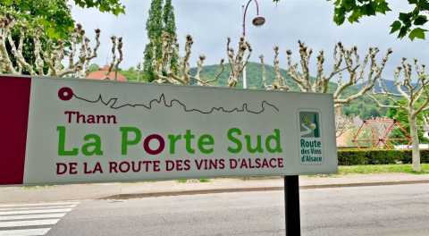 Willkommensschild „La Porte Sud“ in Thann – südliches Tor zur Elsässischen Weinstraße