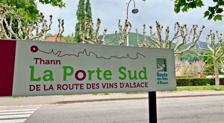 Willkommensschild „La Porte Sud“ in Thann – südliches Tor zur Elsässischen Weinstraße