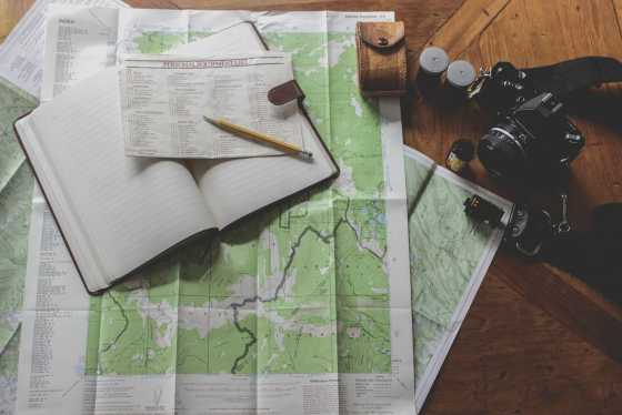 Reiseplanung mit Karte und Notizbuch – Vorbereitung für eine Reise ins Elsass