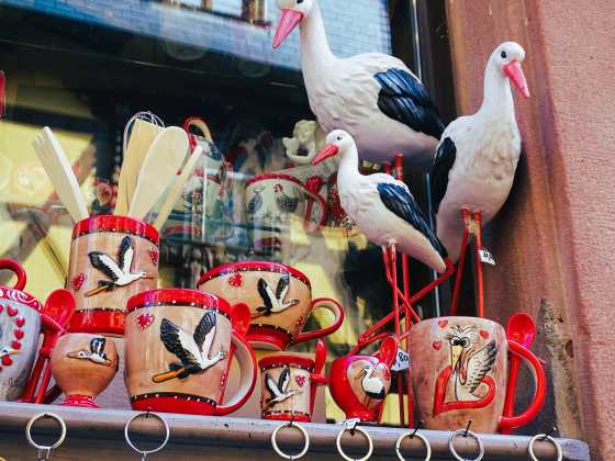 Souvenirs im Elsass: Tassen, Becher und Figuren mit Storchenmotiven – das Wappentier als beliebtes Mitbringsel