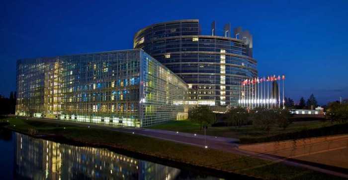 Blick auf das beleuchtete Europäische Parlament in Strasbourg