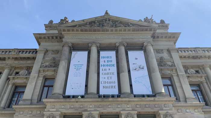 Fassade der National- und Universitätsbibliothek Straßburg (BNU) mit klassizistischen Säulen und Bannern einer Sonderausstellung