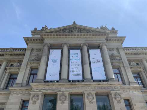 Fassade der National- und Universitätsbibliothek Straßburg (BNU) mit klassizistischen Säulen und Bannern einer Sonderausstellung