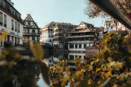 Altstadt von Strasbourg mit Fachwerkhäusern am Wasser – typische Elsass-Atmosphäre.