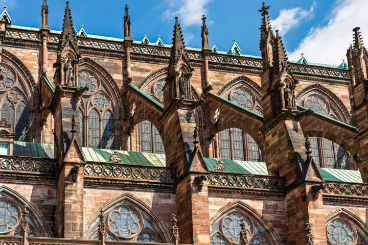 Blick auf des Seitenschiff mit Rosettenfenstern vom Strasbourger Münster