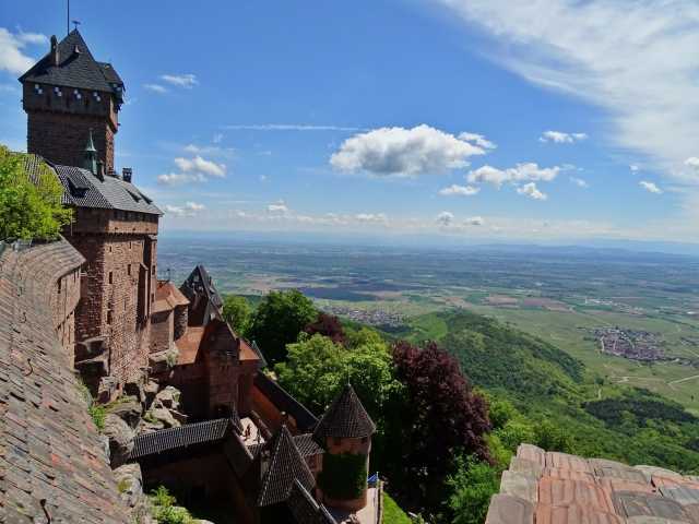 Blick von der Hochkönigsburg über die Rheinebene bei Sonnenschein