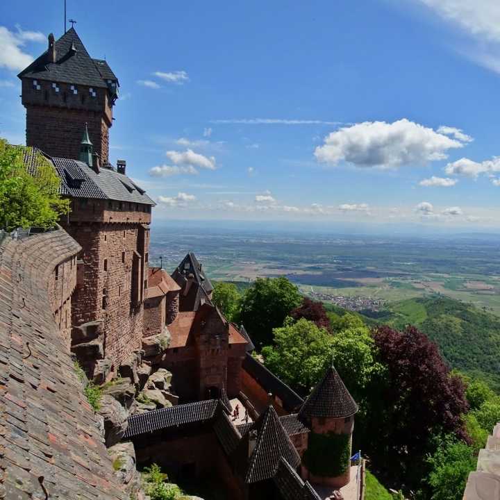 Blick von der Hochkönigsburg über die Rheinebene bei Sonnenschein