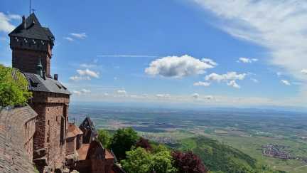 Blick von der Hochkönigsburg über die Rheinebene bei Sonnenschein