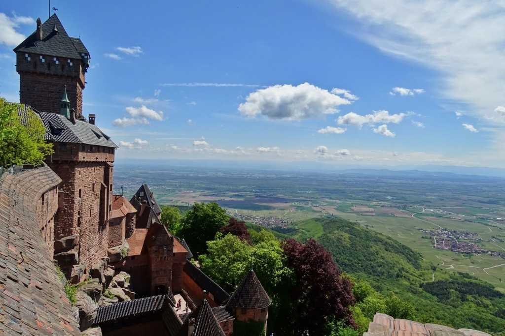 Blick von der Hochkönigsburg über die Rheinebene bei Sonnenschein